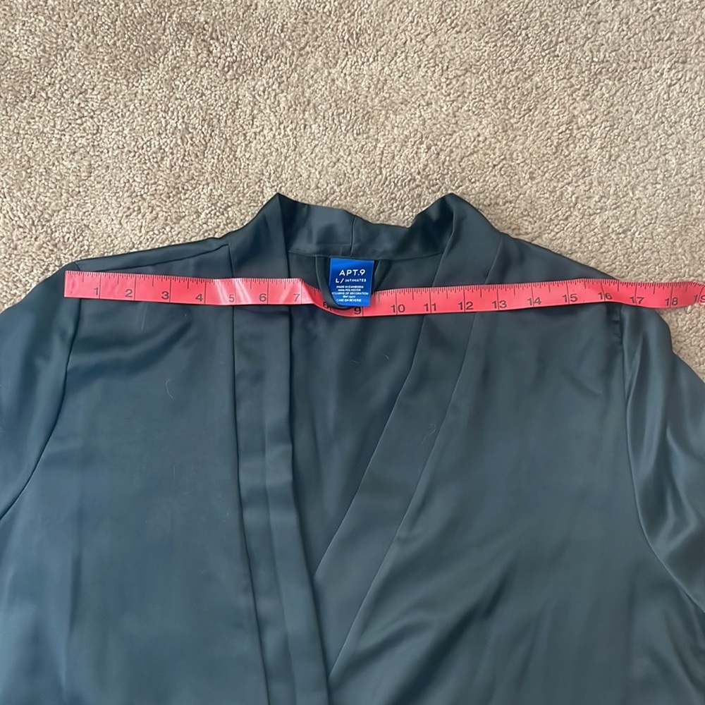 Robe - Picture 4 of 10